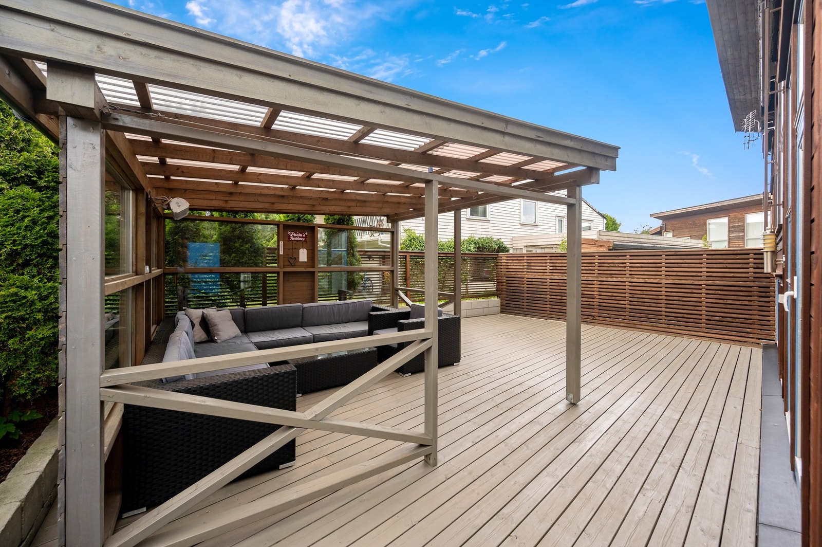 Inngjerdet og egen stor terrasse mot vest. Galleribilde