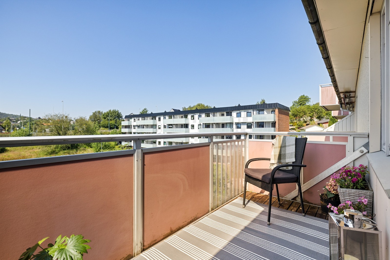 En 2-roms toppleilighet med herlig balkong i et attraktivt borettslag. Galleribilde