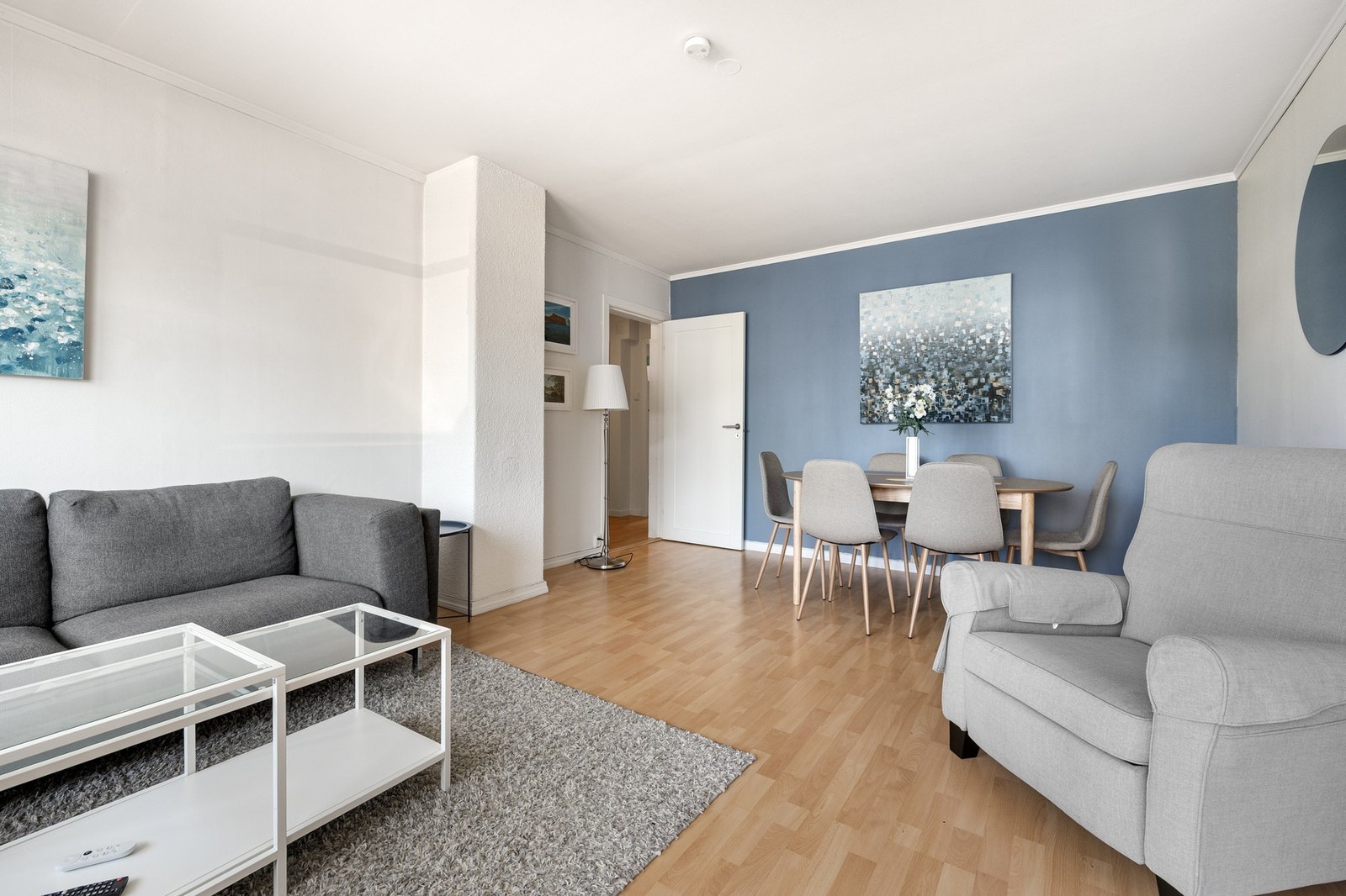 Stuen har en praktisk utforming som gjør den lett å møblere. Galleribilde