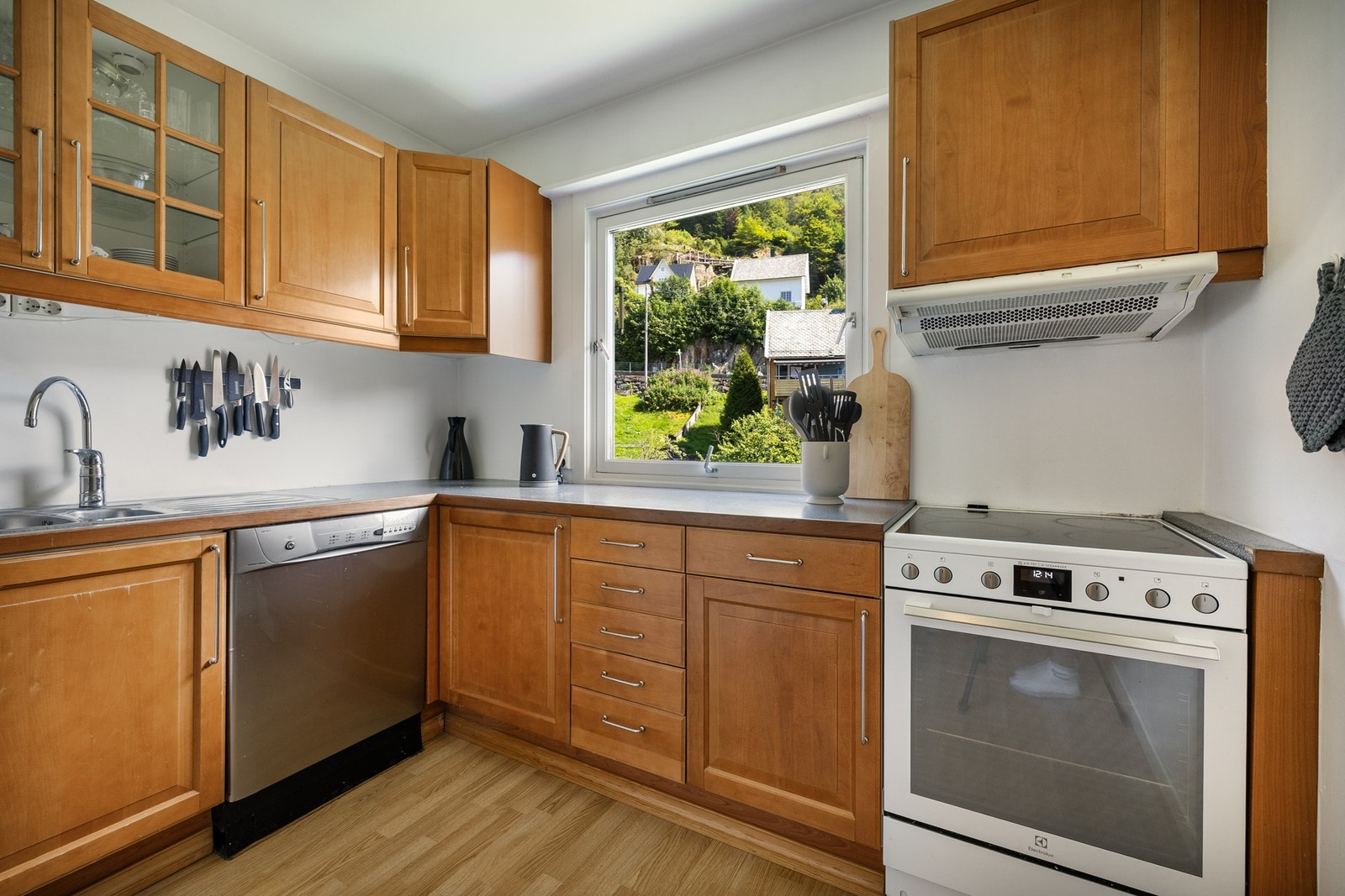 Kjøkken med profilerte fronter og laminat benkeplate. Galleribilde