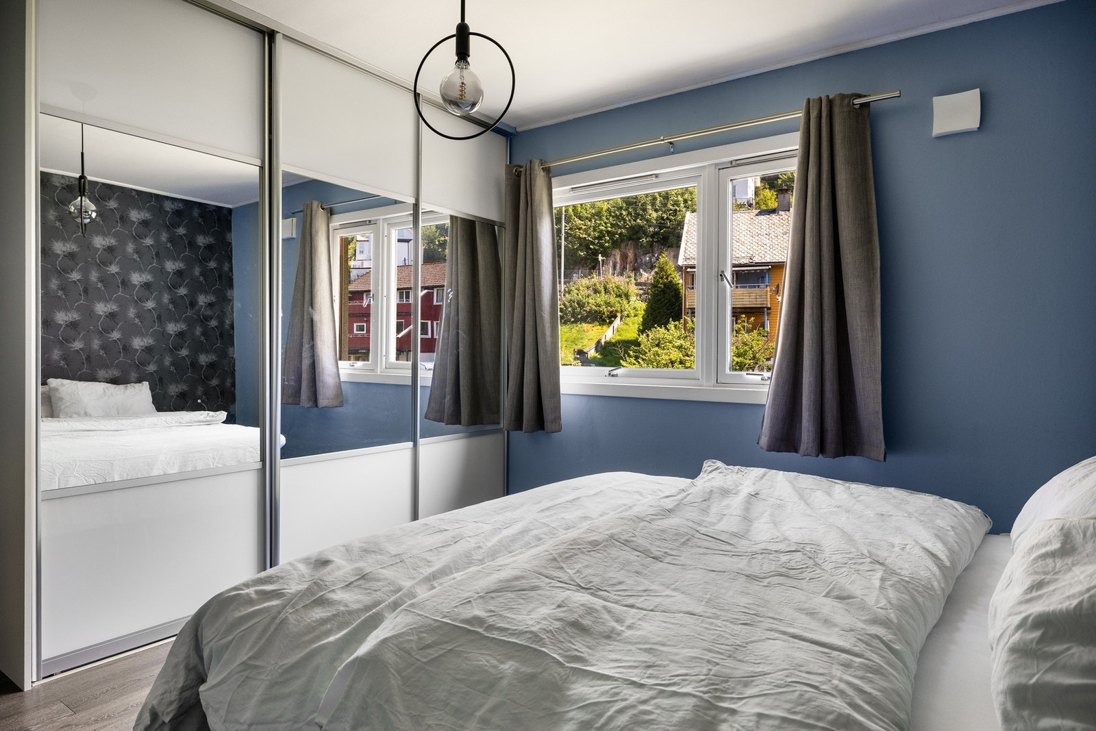 Praktisk skyvedørsgarderobe. Galleribilde