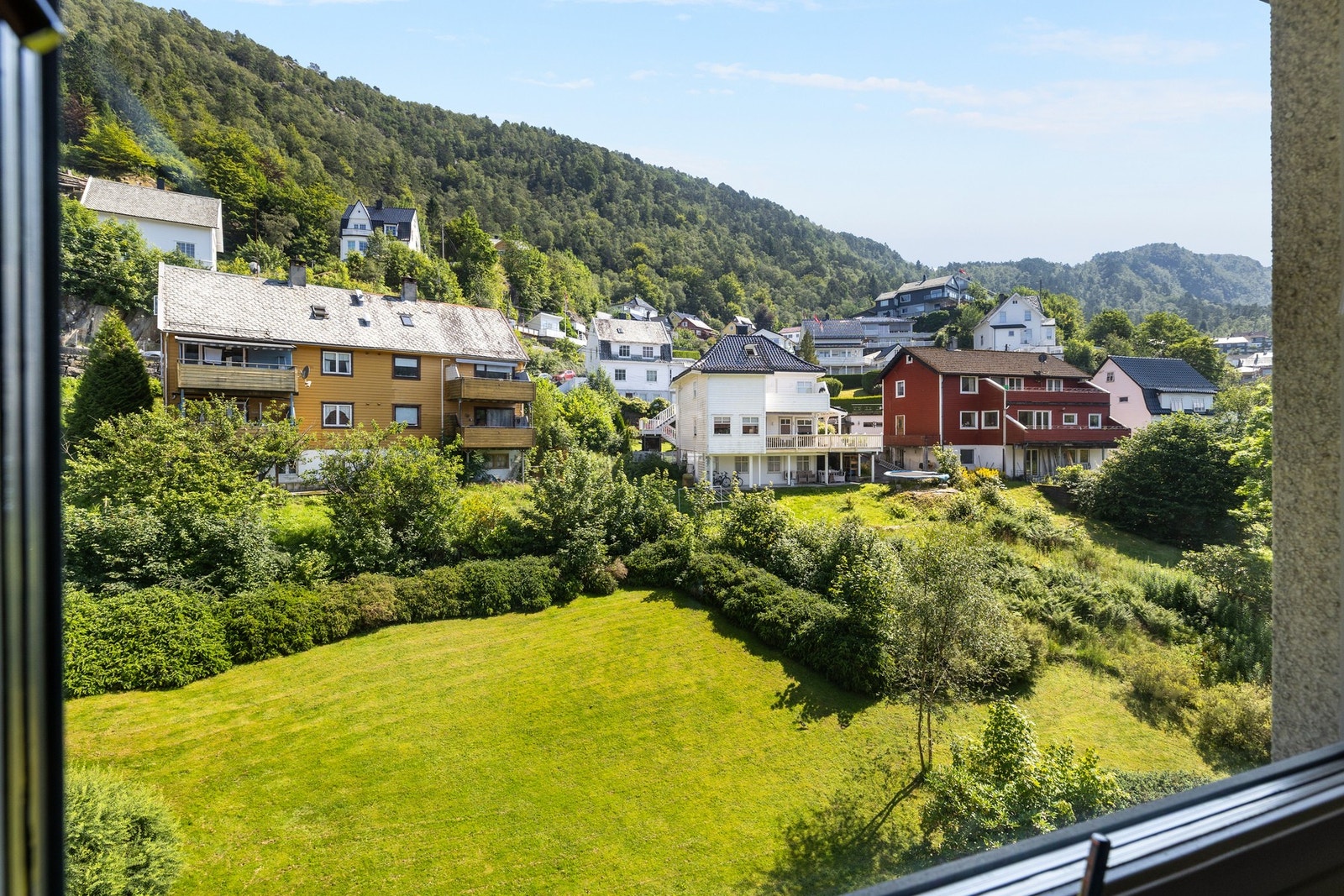 Hyggelig og naturskjønt utsyn fra kjøkkenet. Galleribilde