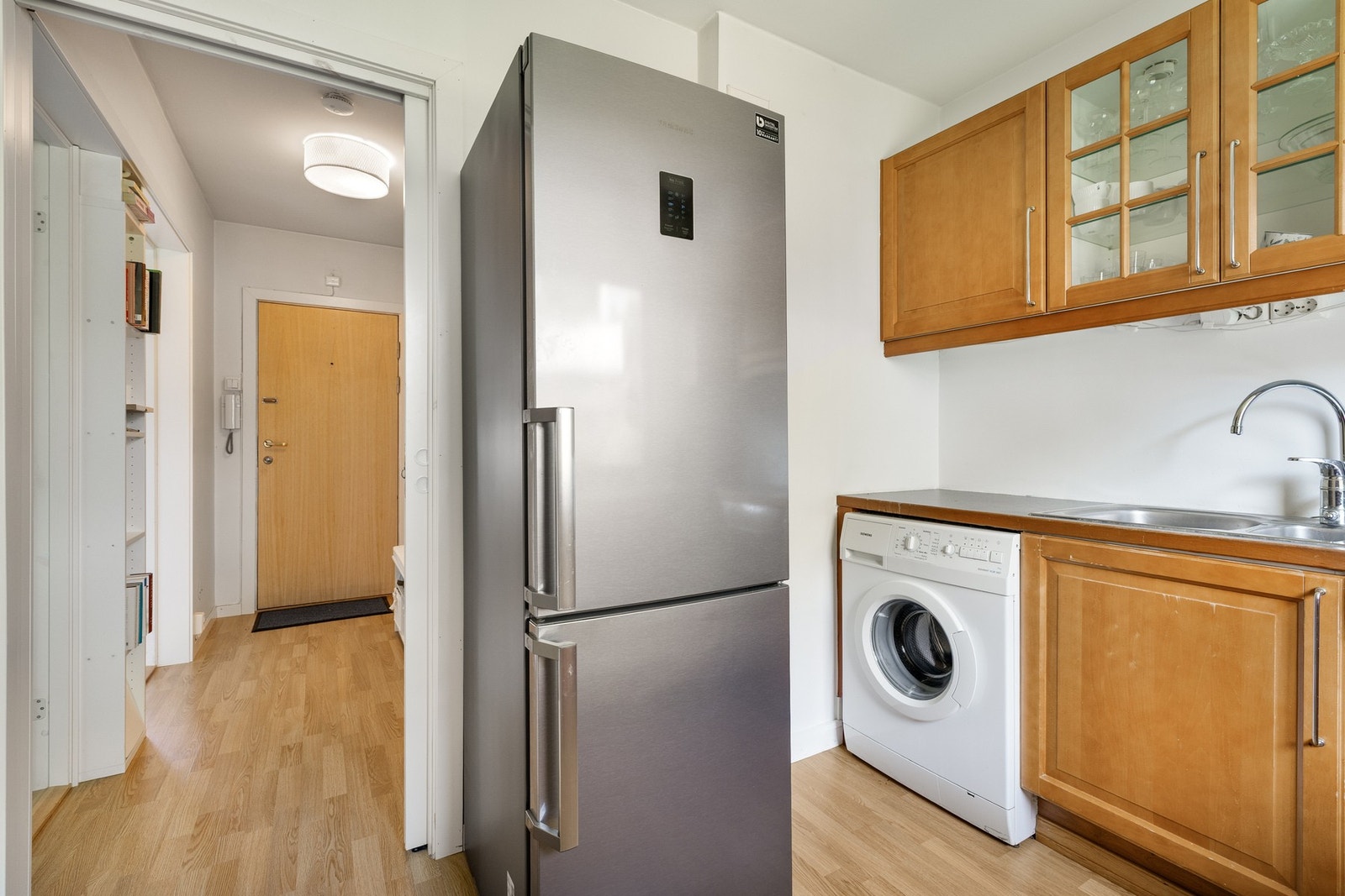 Opplegg til vaskemaskin på kjøkkenet. Borettslaget har også felles vaskeri og tørkeloft. Galleribilde