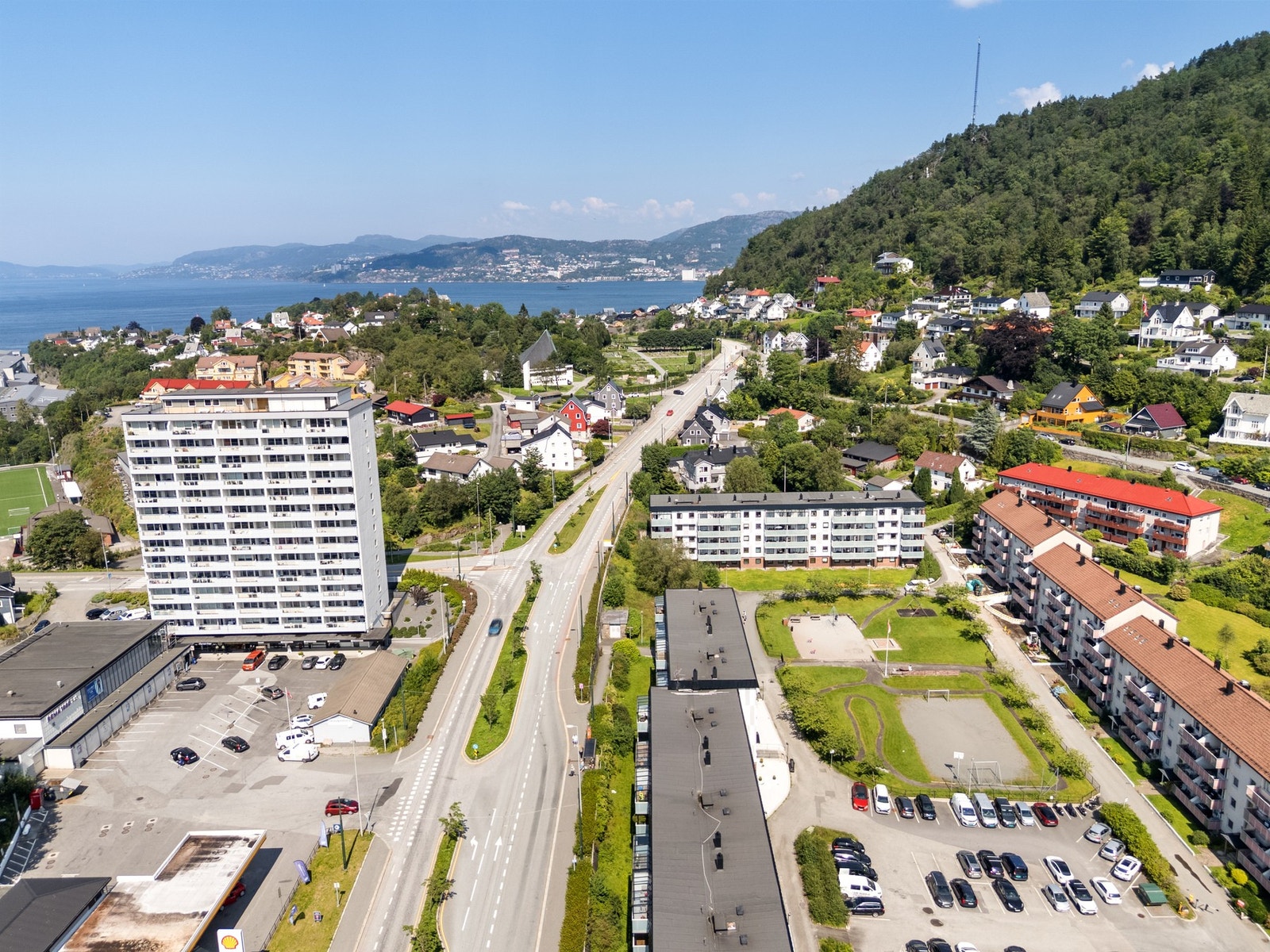 Rett ved leiligheten har man Rema 1000, frisør og busstopp. Galleribilde