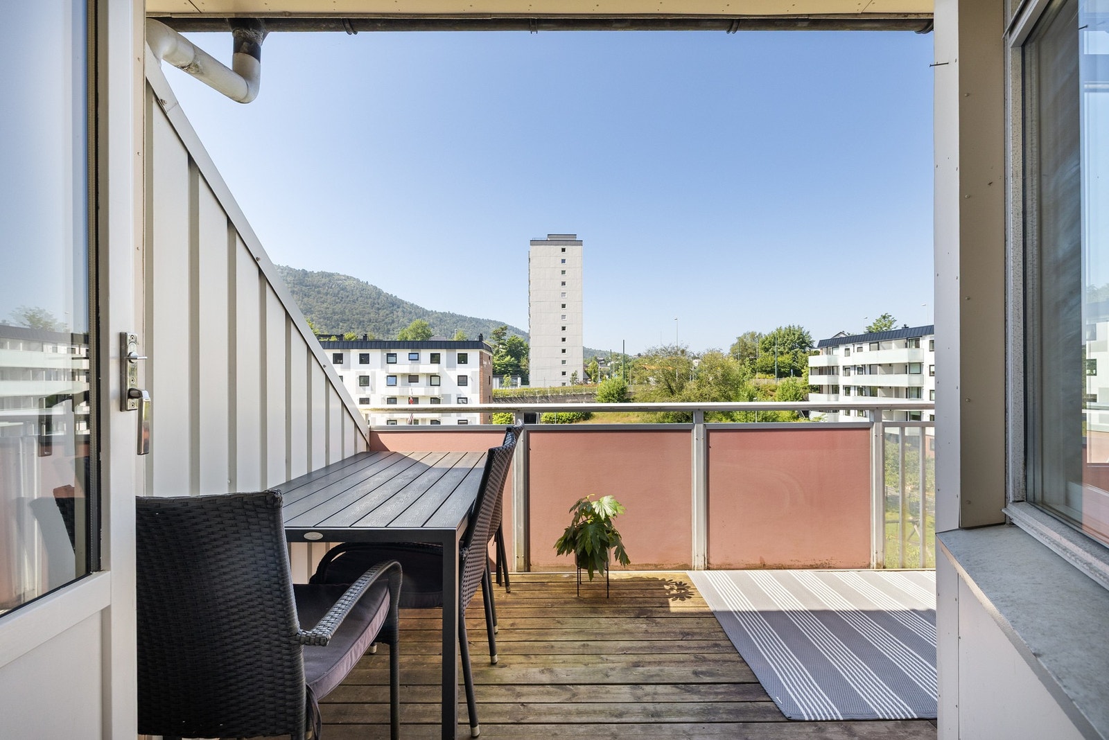 Fra stuen er det utgang til hyggelig balkong på ca. 8 kvm. Galleribilde