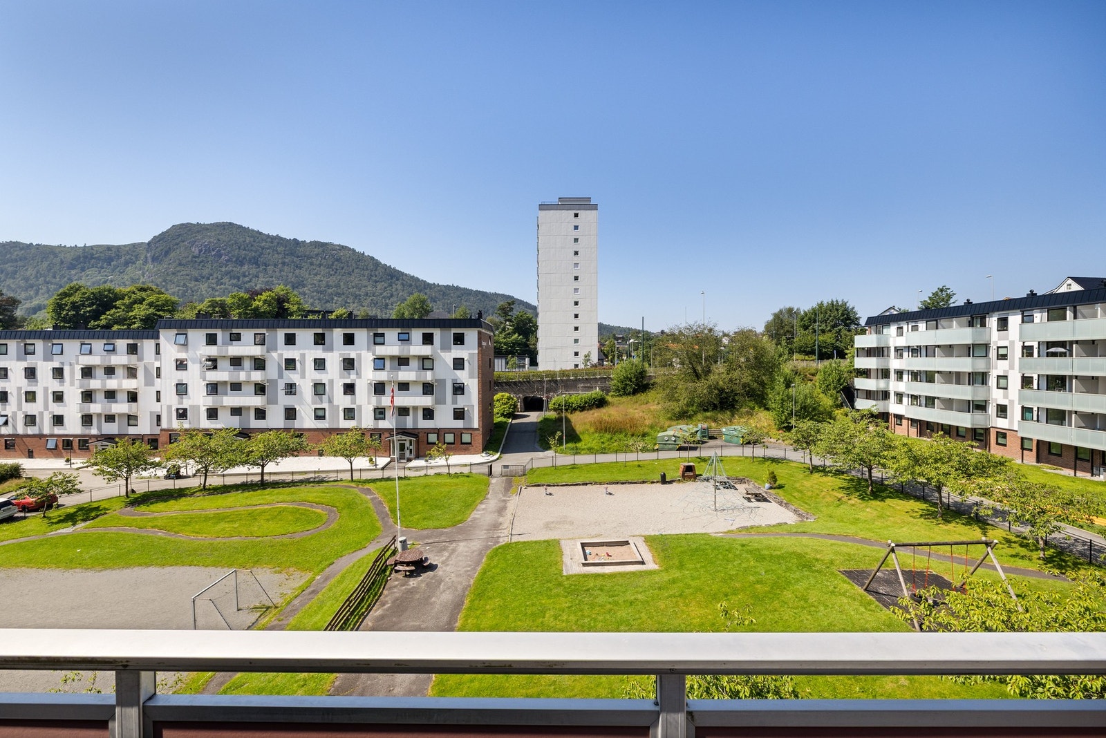 Her kan man nyte gode solforhold og fin utsikt opp mot Lyderhornsfjellet. Galleribilde