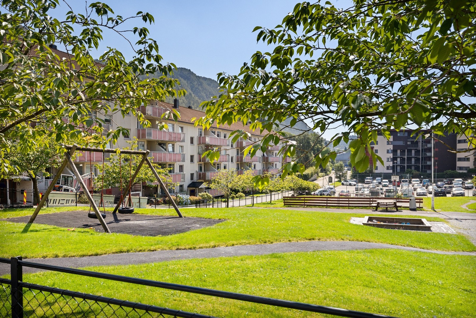 Borettslaget har hyggelige felles uteområder med flotte grøntarealer. Galleribilde