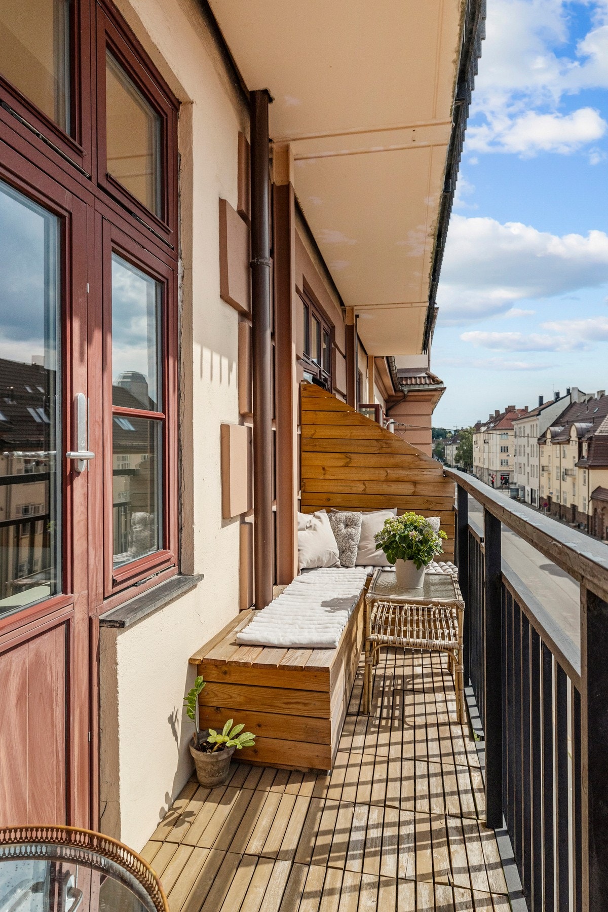Solen skinner fra formiddag til kveld på den sørvendte balkongen. Her ligger alt til rette for lange dager ute. Galleribilde
