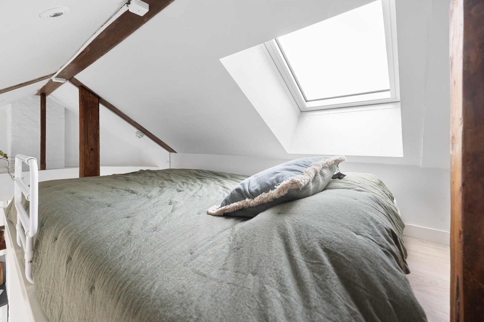 Sovehemsen har et gulvareal på ca. 4,4 kvm. og vindu. Galleribilde