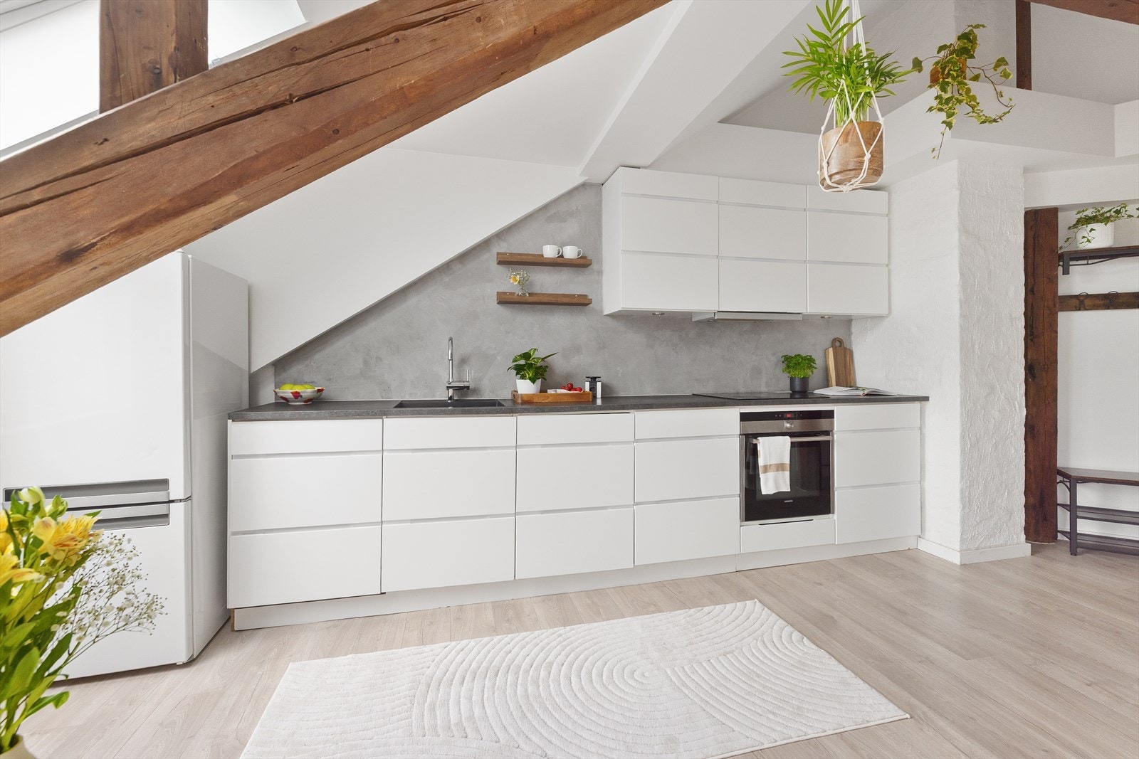 Det er godt med lagringsplass i både skap og skuffer, samt god plass til matlaging. Galleribilde