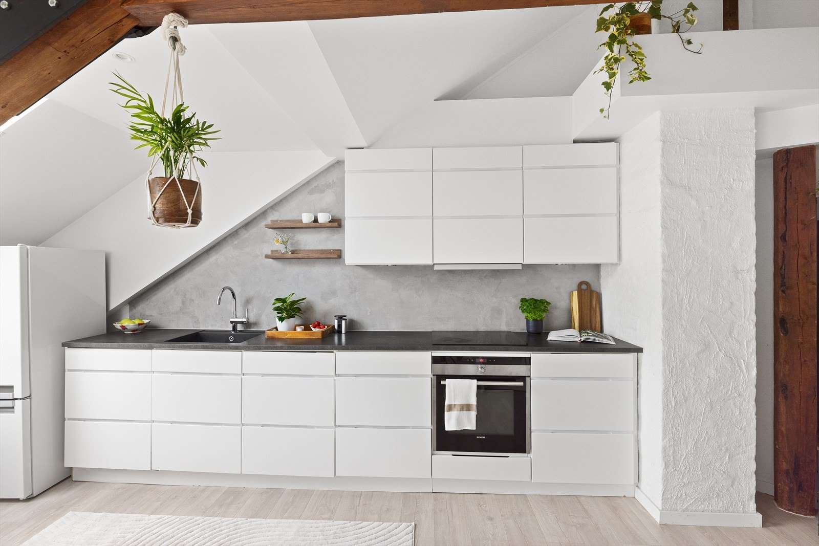 Kjøkkenet er utstyrt med integrerte hvitevarer som komfyr, platetopp, oppvaskmaskin og frittstående kjøl/ fryseskap. Det er kjøkkenventilator med avtrekk ut via kanal. Galleribilde