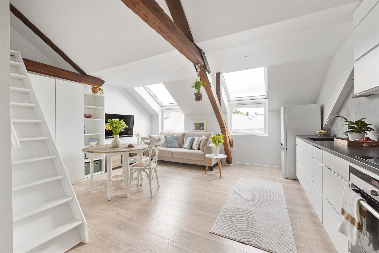 Leiligheten har en innbydende, lys og gjennomført stue med store vindusflater, god takhøyde og flotte detaljer. Galleribilde