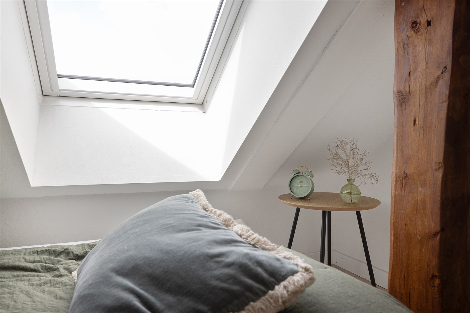 Her er det plass til dobbeltseng og nattbord. Galleribilde