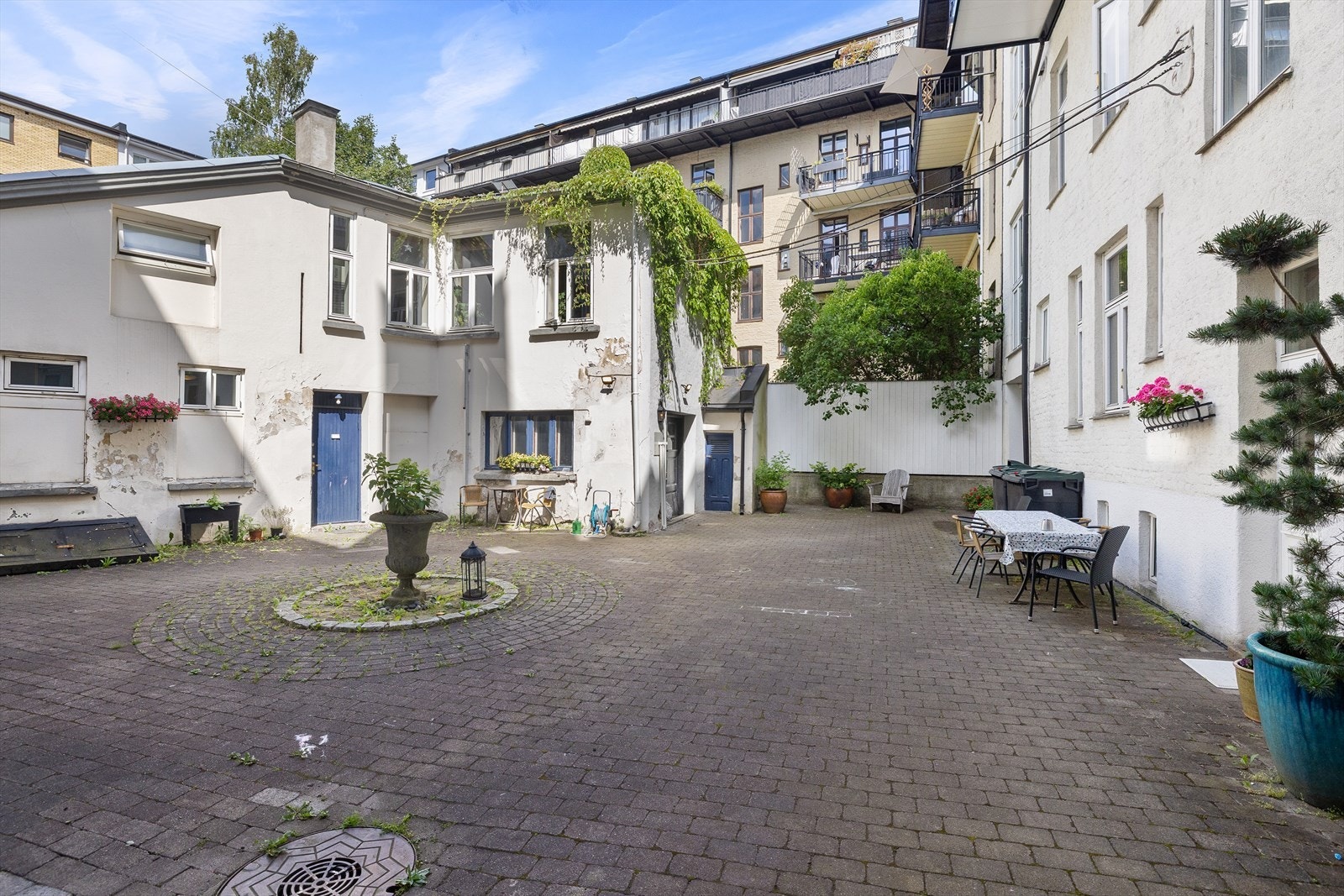 Lukket bakgård med sittegrupper og sykkelparkering. Galleribilde