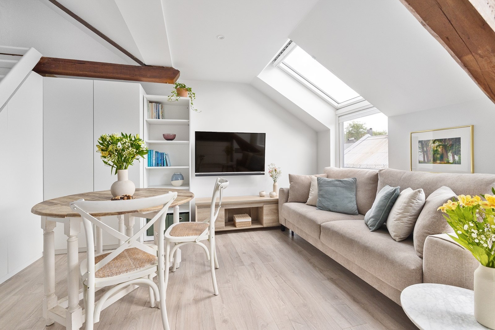 Leiligheten ligger i 5. etasje og inneholder kjøkken, stue og bad. Galleribilde