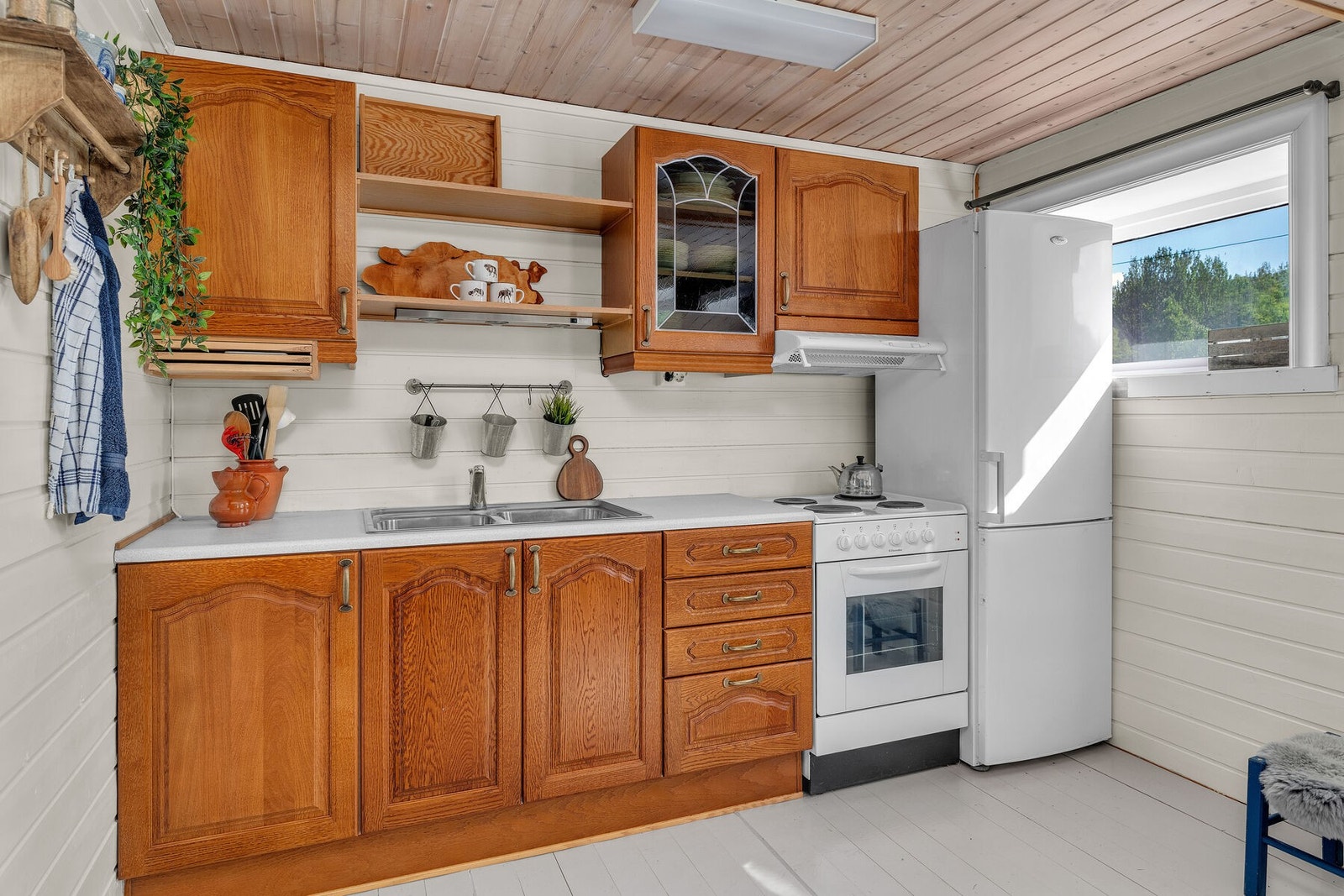 Kjøkken som er fornyet etter byggeår. Innredning med profilerte fronter og opplegg for frittstående hvitevarer. Galleribilde