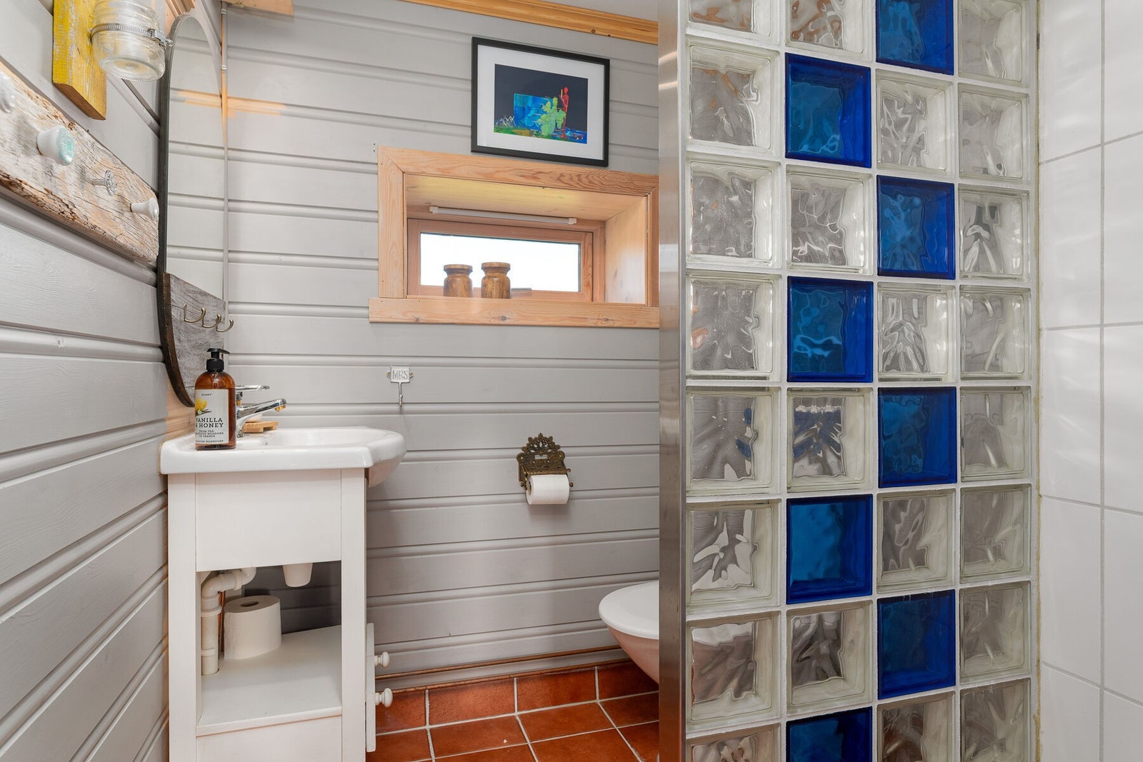 Bad som er fornyet etter byggeår, og er utstyrt med servant, wc og dusj. Det er fliser på gulv med elektrisk gulvvarme. Galleribilde