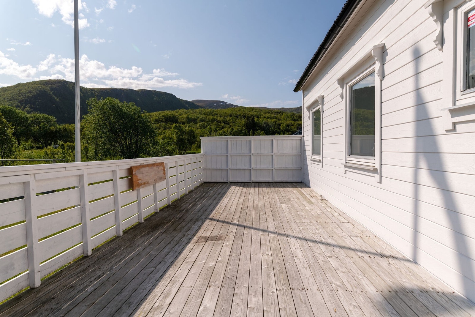 Solrik terrasse mot sør med naturskjønn utsikt. Galleribilde