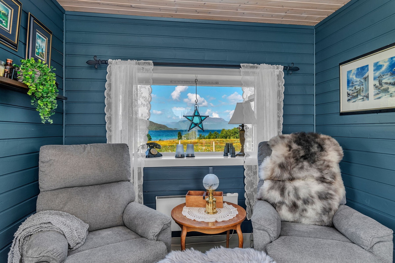 Fin sjøutsikt fra godstolen i stua. Galleribilde