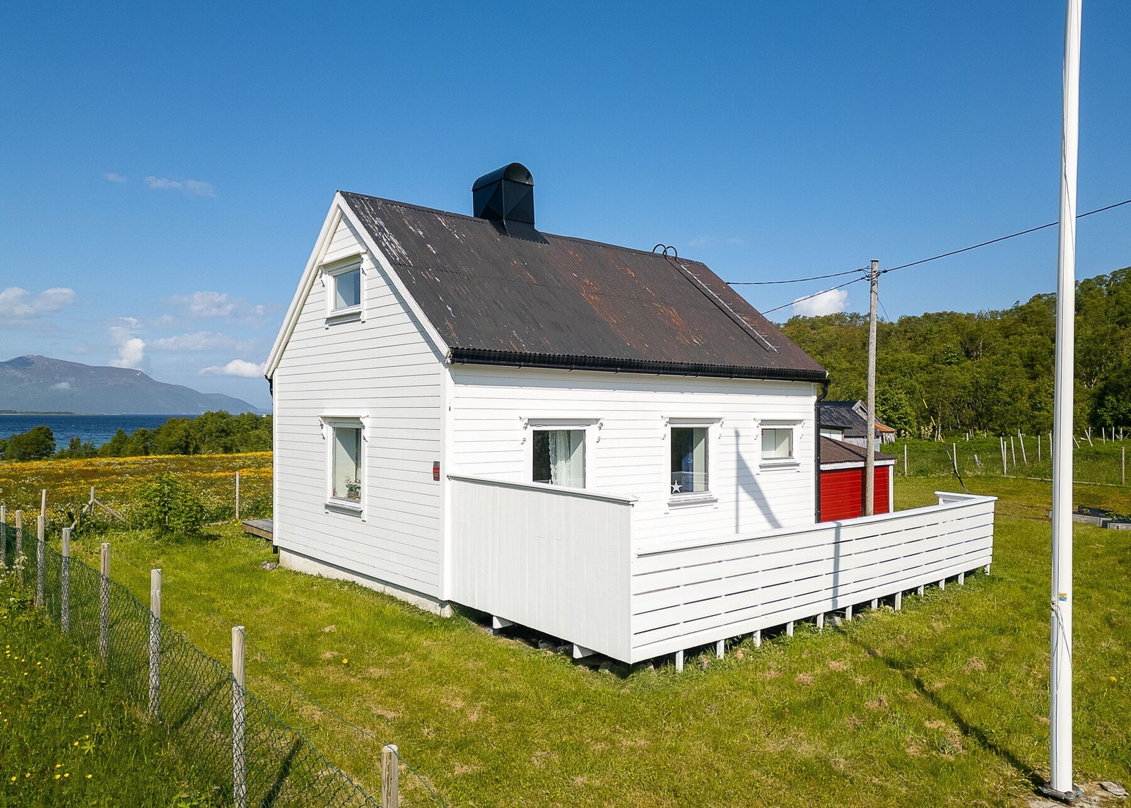 Fritidsboligen er utvendig oppgradert bl.a. med nye vinduer, ny bordkledning, ny taktekking og takrenner. Galleribilde