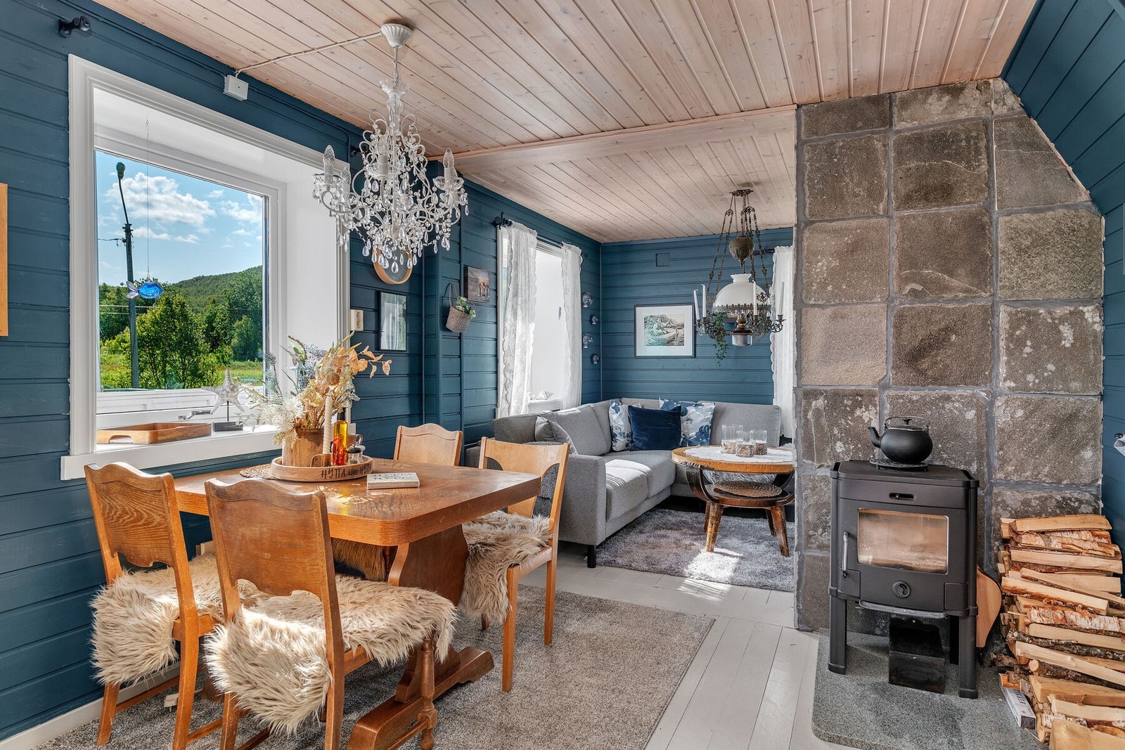 Stue og kjøkken i åpen løsning. Galleribilde