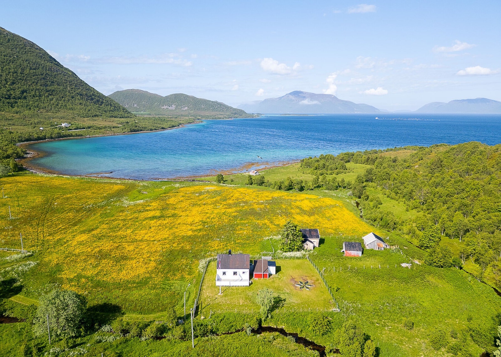 Beliggenheten er vendt mot sørøst, solrik og skjermet, i et rolig område med spredt bebyggelse bestående av både fritidsboliger og helårsboliger. Galleribilde