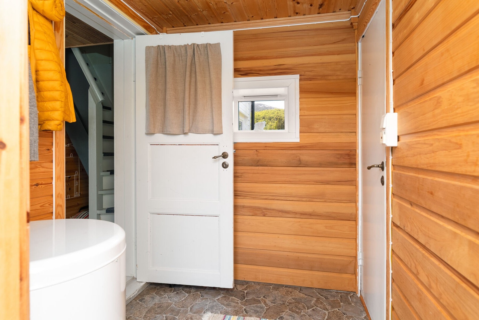 Entré med adkomst til bad. Det elektriske anlegget er stedvis fornyet. Galleribilde