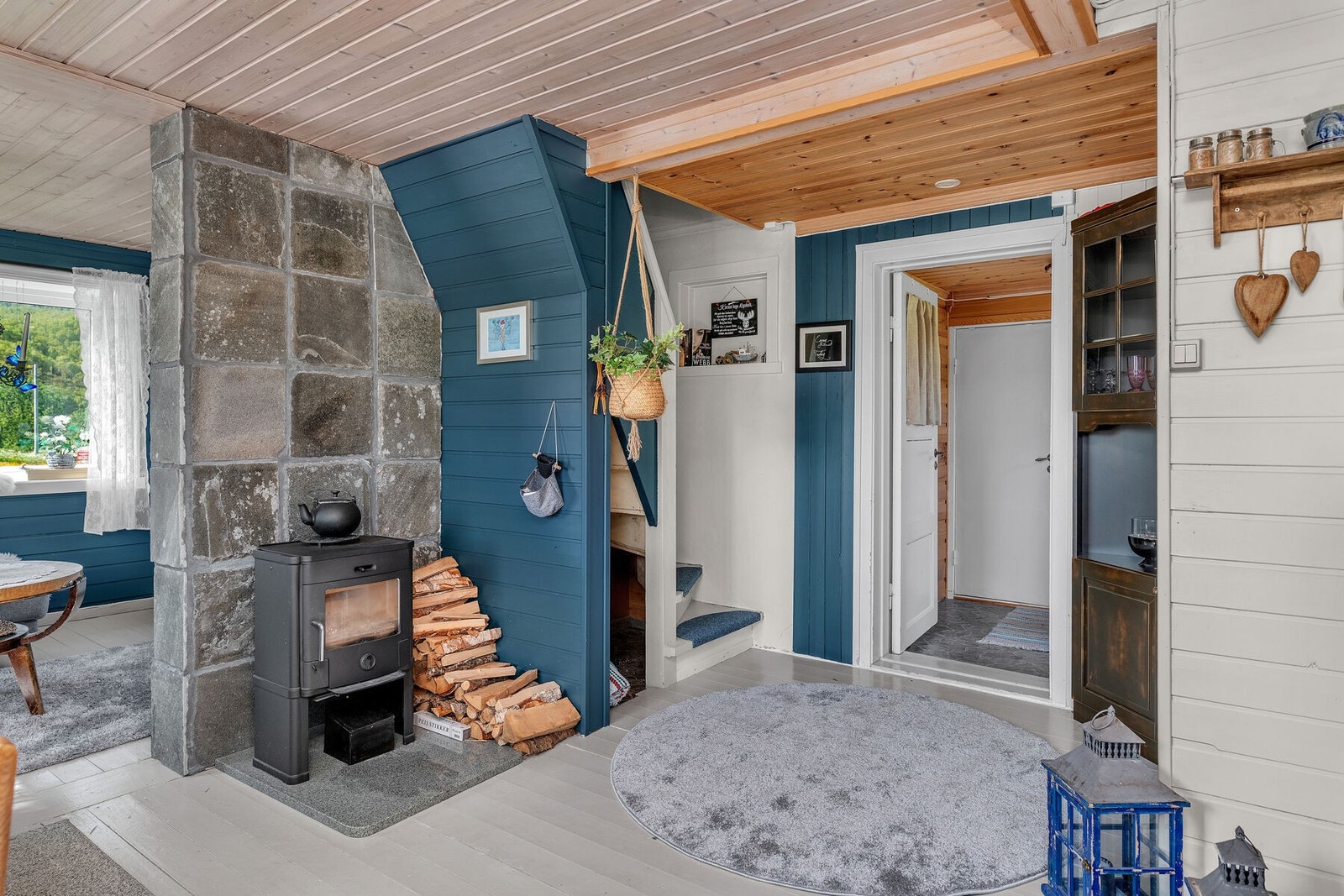 Fritidsboligen oppvarmes med vedfyring og elektrisitet. Galleribilde