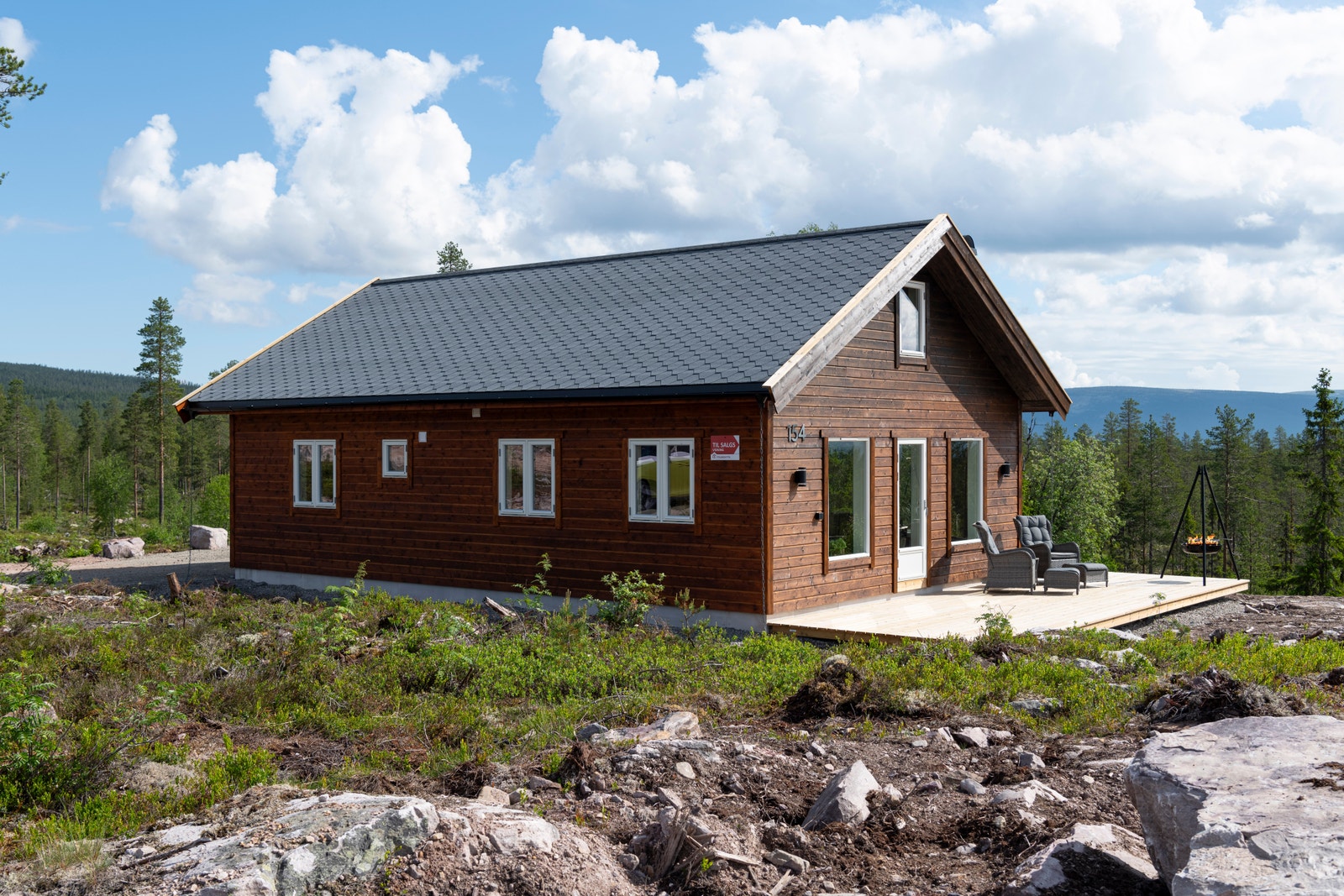 Tyslandhytta 5 - beiset med fargen Nøttebrun fra Tjæralin Galleribilde