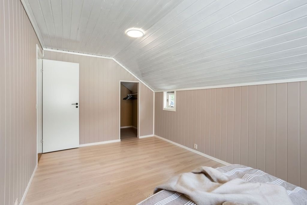 Soverommet til venstre når du kommer opp i overetasjen, med walk-in closet. Galleribilde