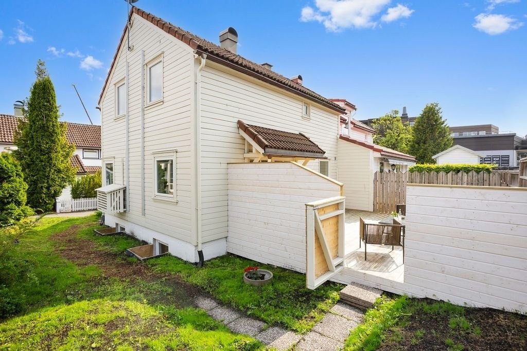 Koselig hage med inngang til terrassen. Galleribilde