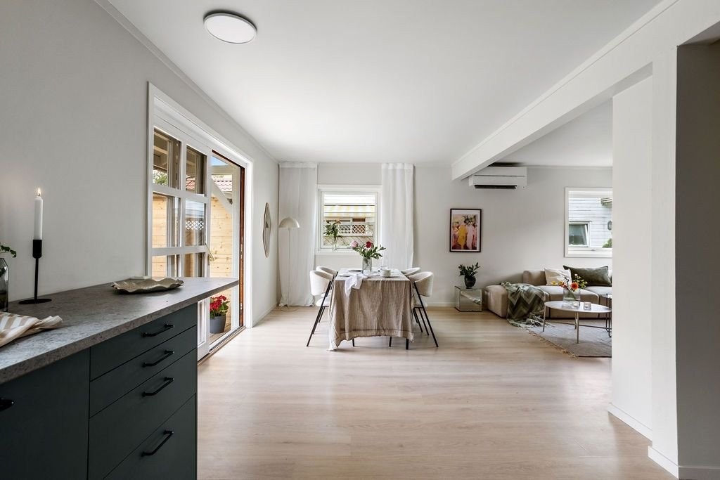 Åpen løsning mellom kjøkken og stue. Galleribilde