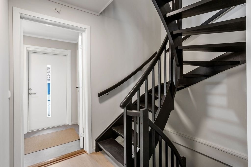 En flott, svartmalt trapp forbinder de tre etasjene. Galleribilde