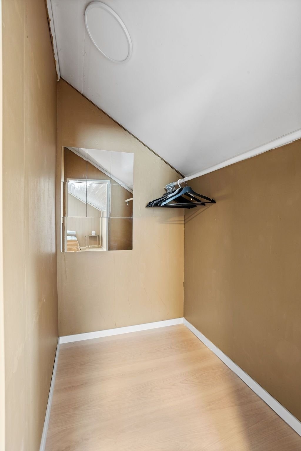 Walk-in closet fra soverommet til venstre når du kommer opp i overetasjen. Galleribilde