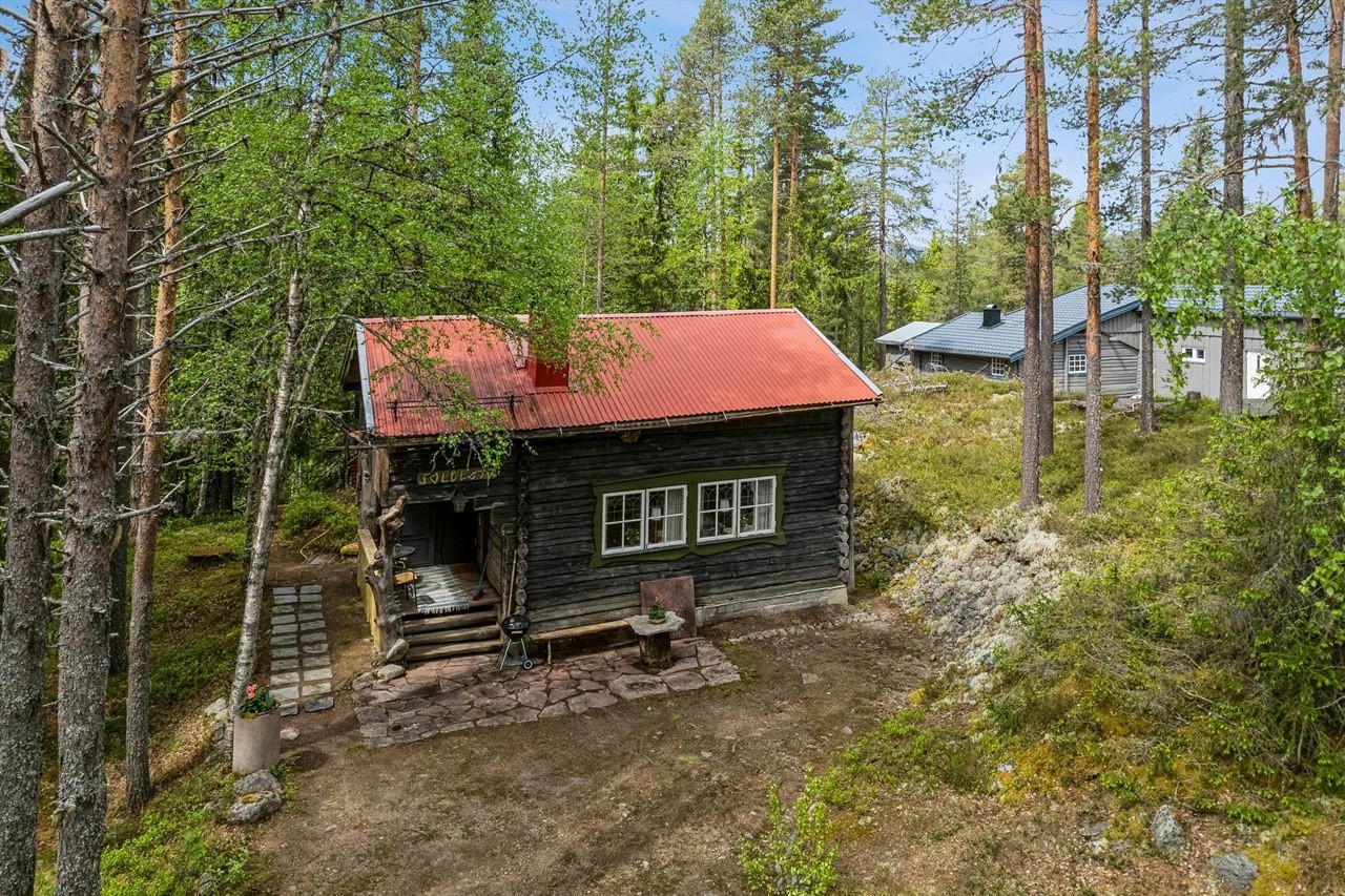 Sjarmerende fritidsbolig i tømmerkasse fra 1700-tallet, idyllisk plassert i naturskjønne omgivelser. Galleribilde