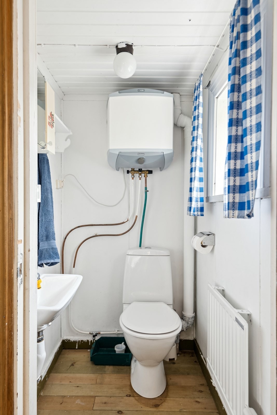 Toalettrommet har gulvmontert toalett og vegghengt servant. Hytta har ikke innlagt vann, kun sommervann med pumpe fra Kvennbekken. Galleribilde