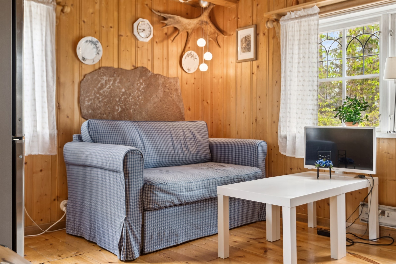 Stuedelen har plass til sofagruppe, og trepanel gir en lun og innbydende atmosfære. Galleribilde