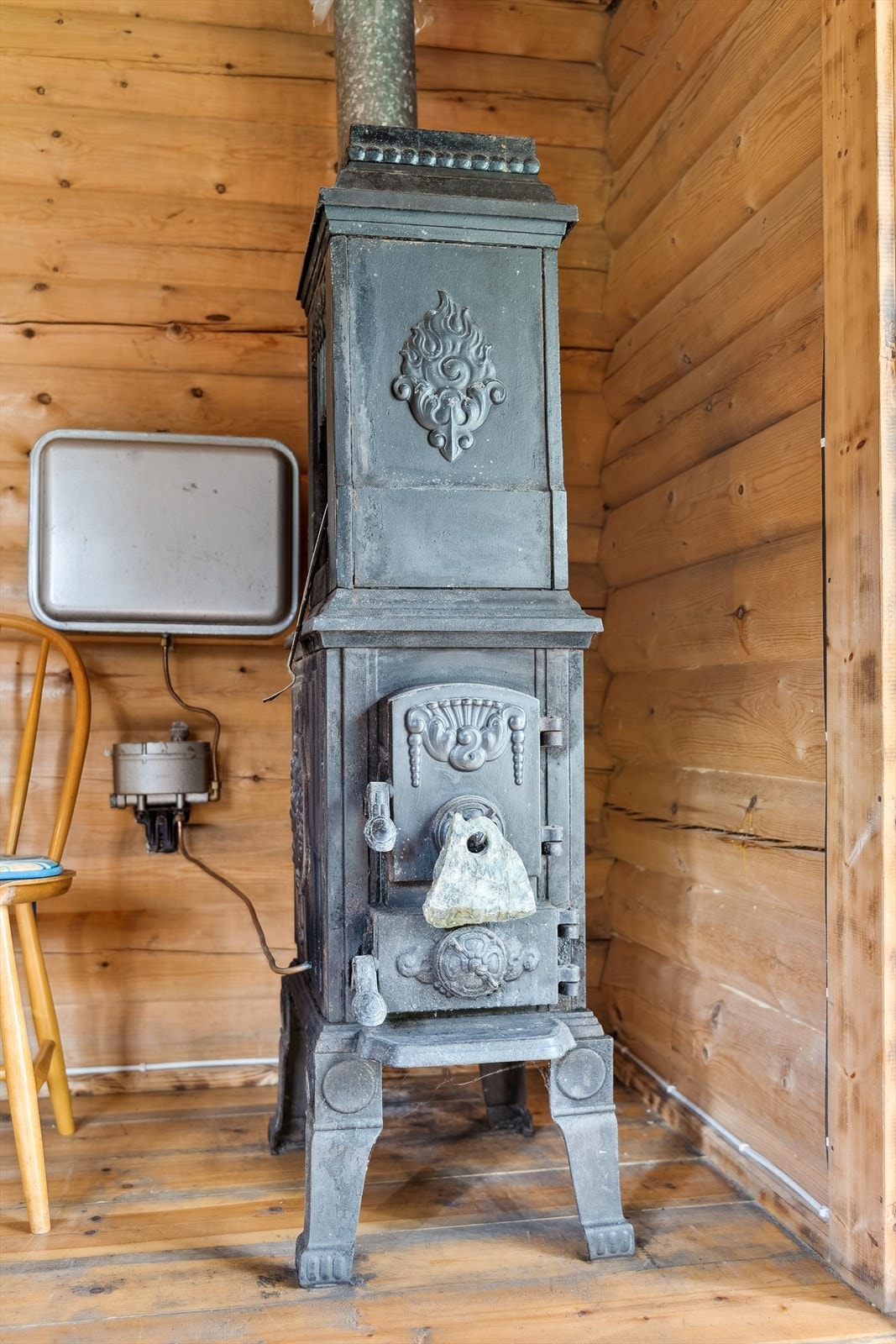 Klassisk vedovn i annekset sørger for varme og en tradisjonell hytteopplevelse. Galleribilde