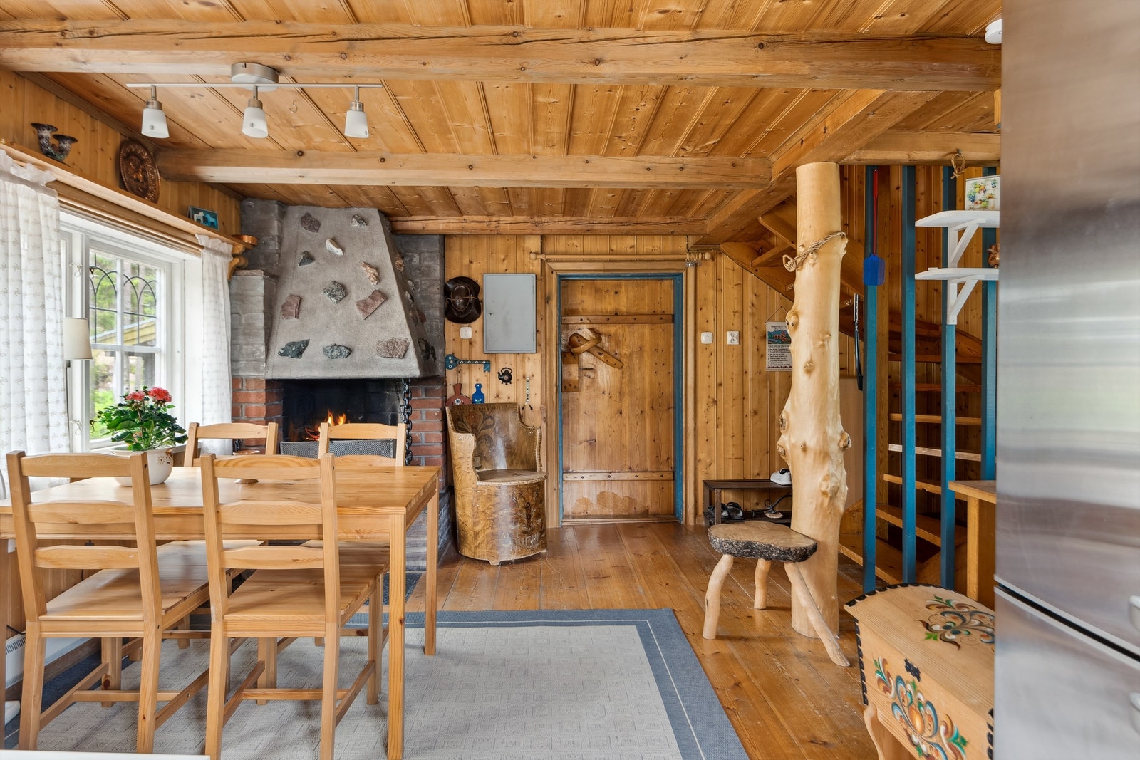 Åpen peis i teglstein gir varme og skaper koselige kvelder i stuen. Galleribilde