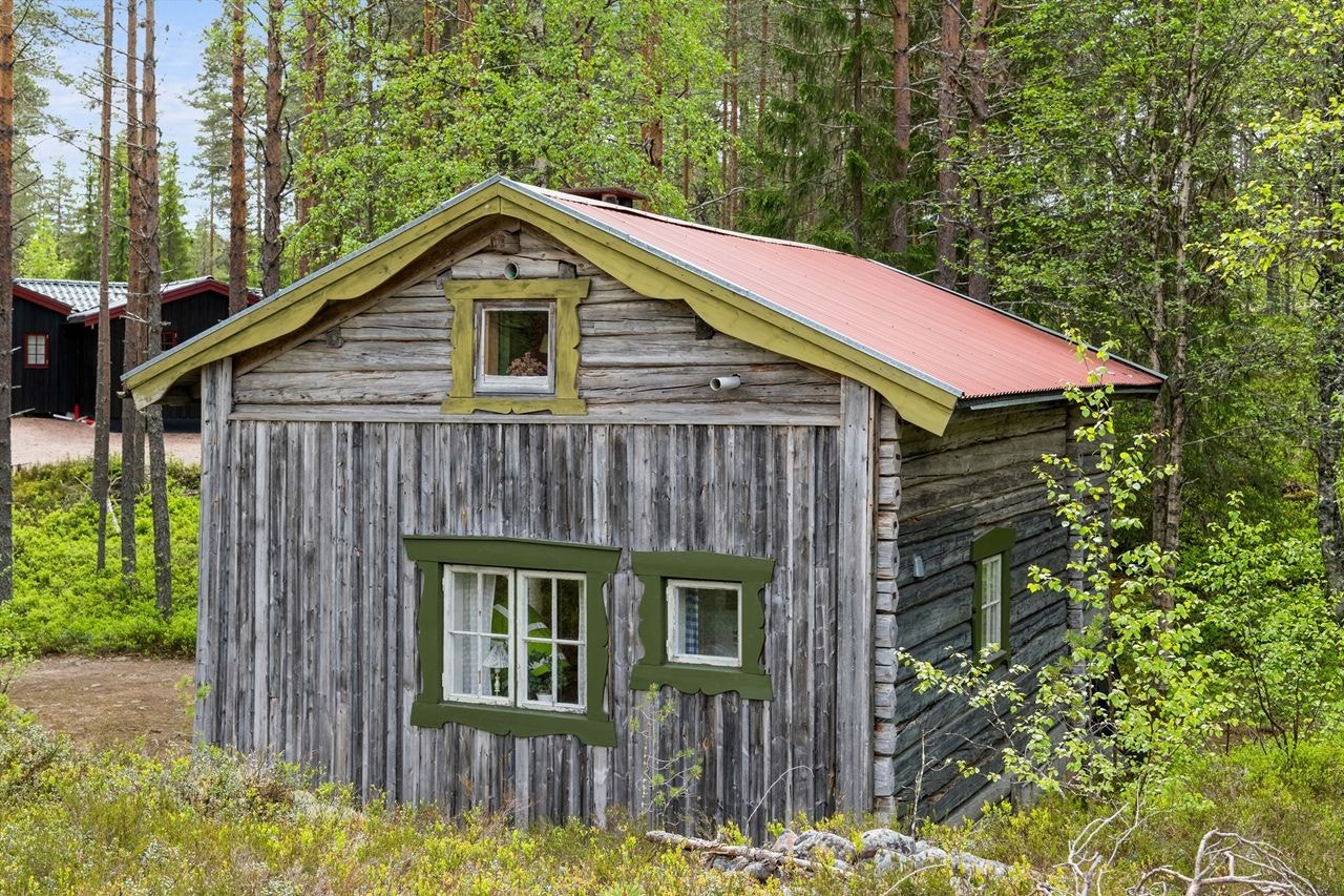 Fasaden bærer preg av historie og kvalitetshåndverk fra flere tidsepoker. Galleribilde
