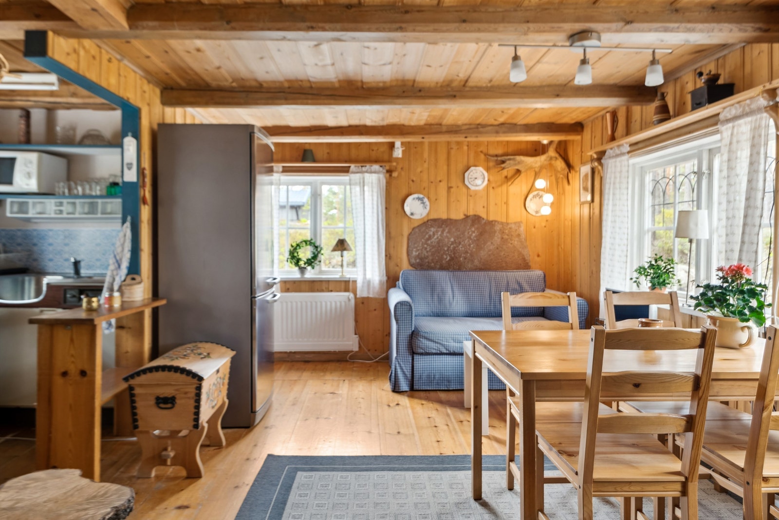 Åpen stue og kjøkkenløsning gir gode muligheter for hyggelige måltider og sosialt samvær. Galleribilde