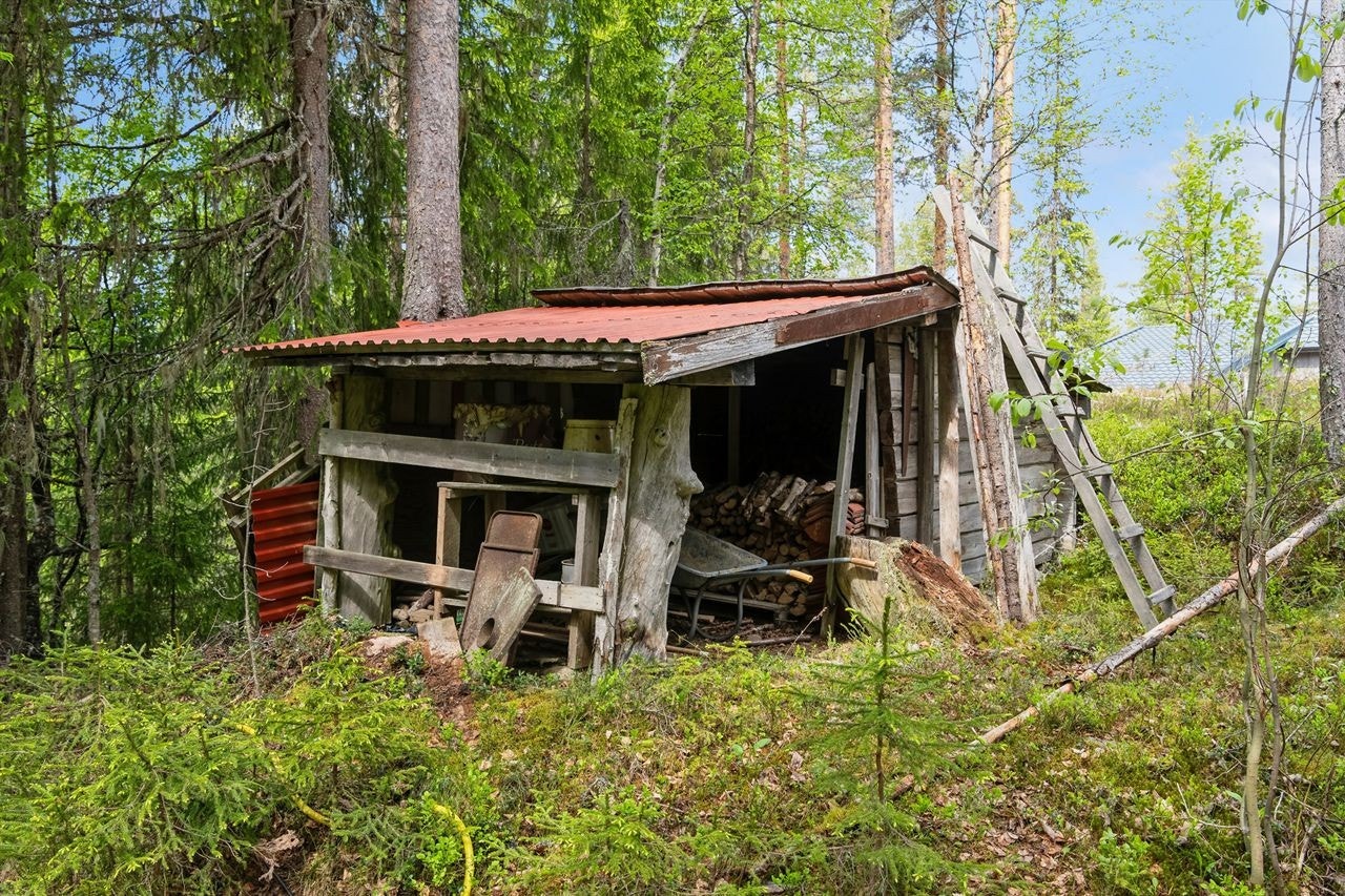 Praktisk bod for lagring av ved og utstyr, lett tilgjengelig fra hovedhytta. Galleribilde
