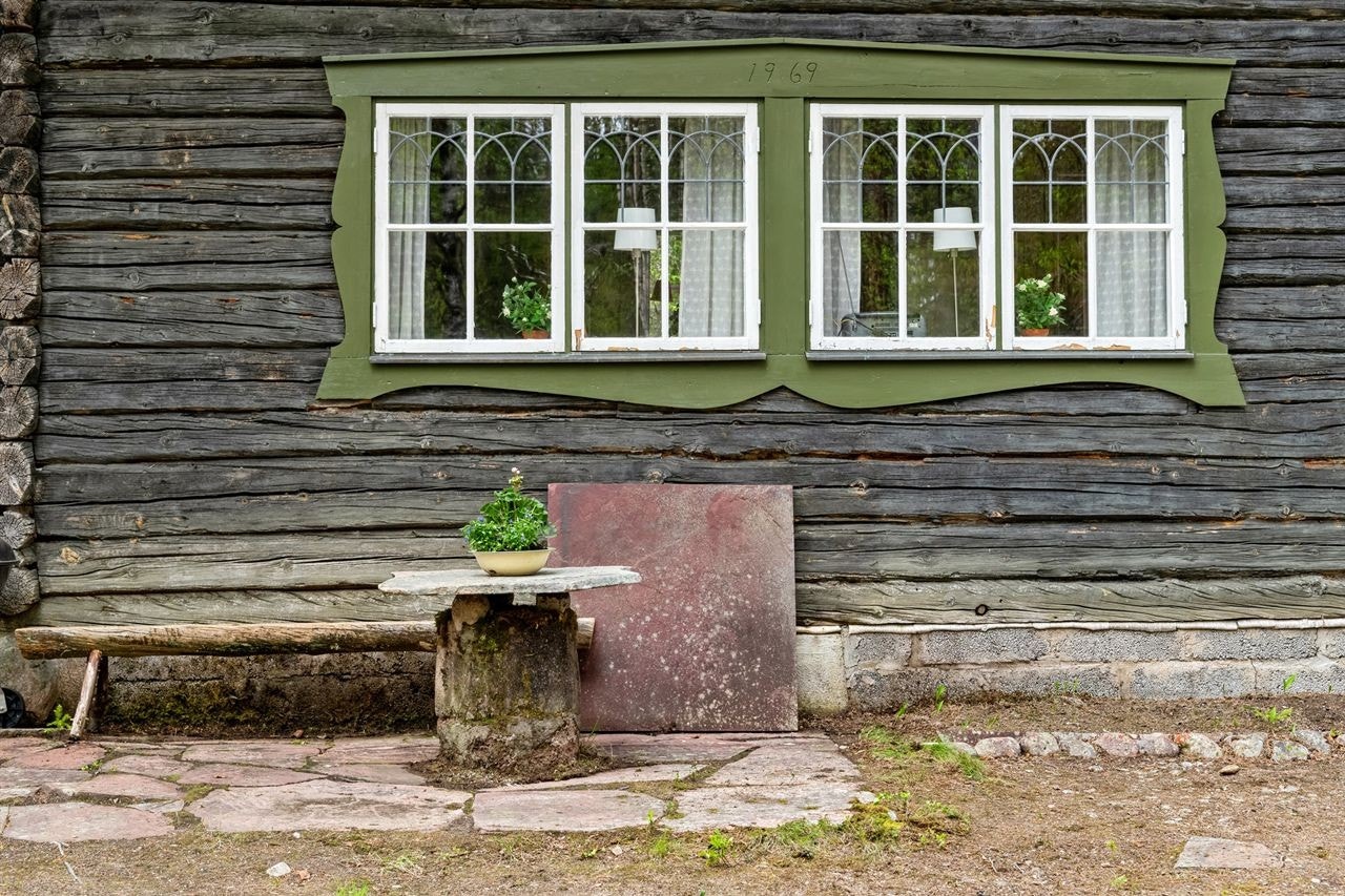 Håndlagde vindusomramminger og solide tømmervegger fremhever boligens karakter. Galleribilde