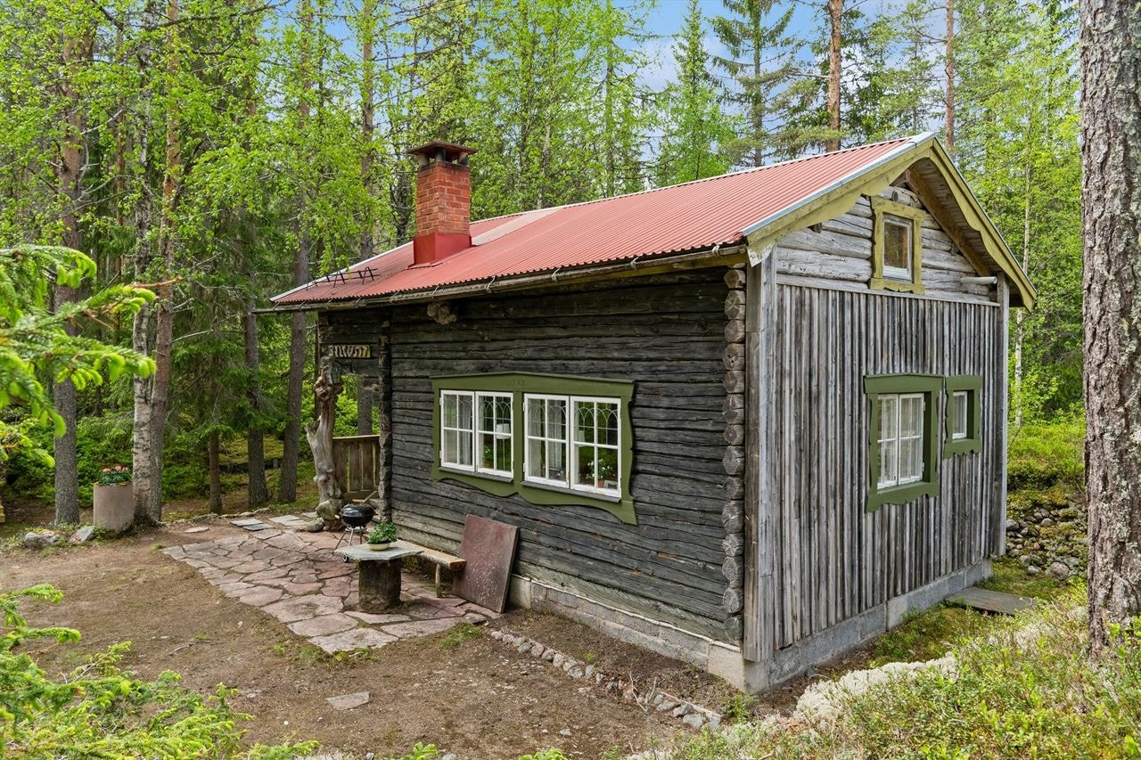 Hytta byr på autentisk laft og tradisjonelle detaljer, perfekt for deg som søker ekte hyttestemning. Galleribilde