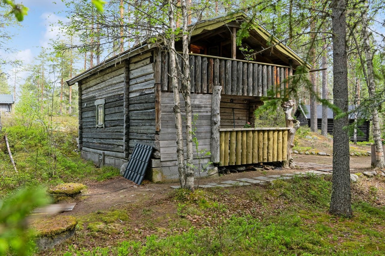 Hytta har overbygget veranda på begge plan. Galleribilde