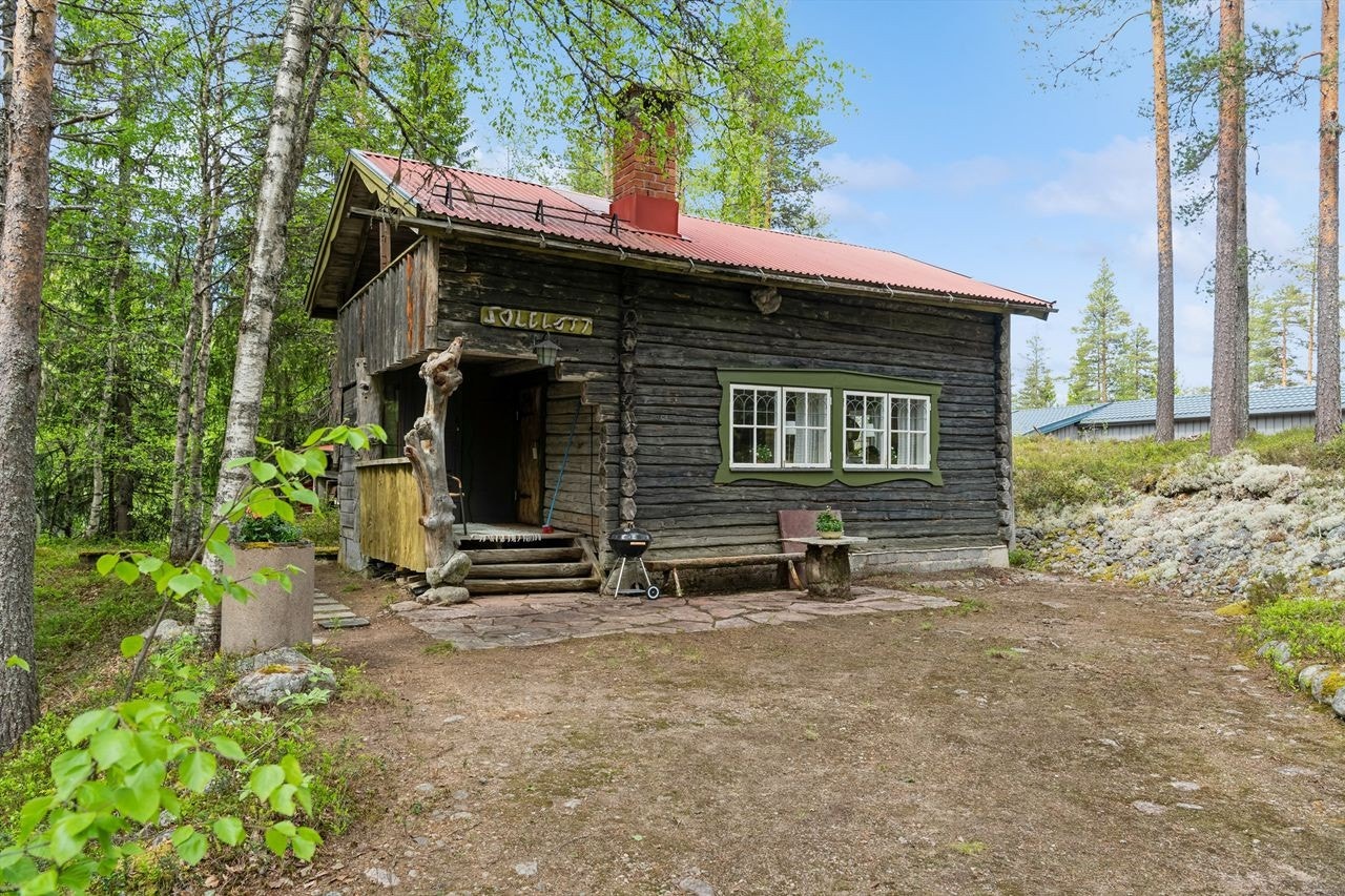 Egen tomt med god plass for parkering og uteaktiviteter, omgitt av stille skog. Galleribilde