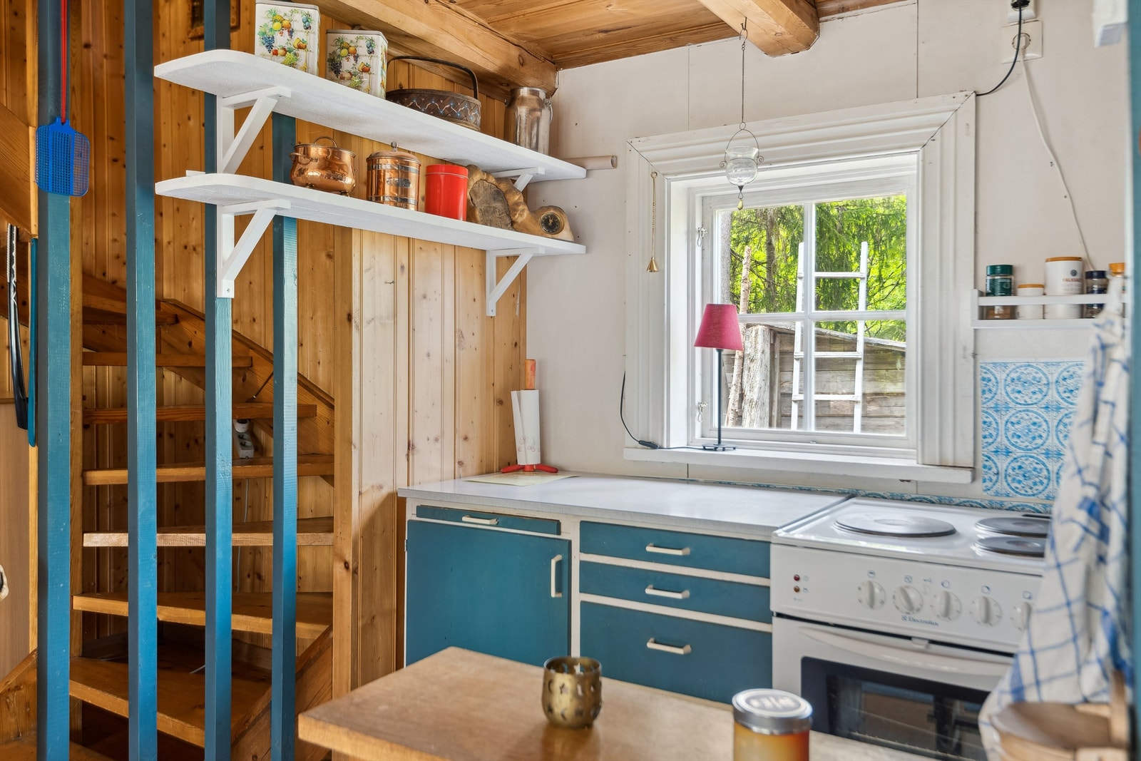 Praktisk kjøkkenløsning med god arbeidsflate. Galleribilde