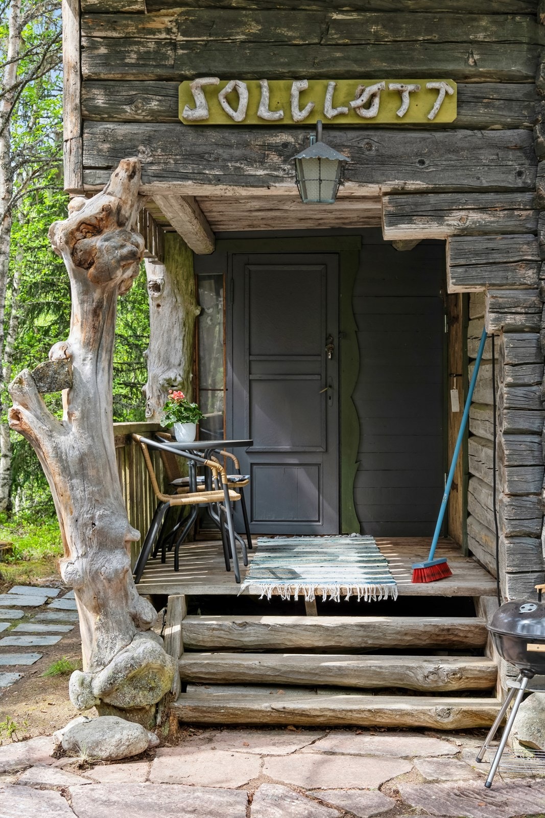 Det overbygde inngangspartiet ønsker deg velkommen og gir ly for vær og vind. Galleribilde