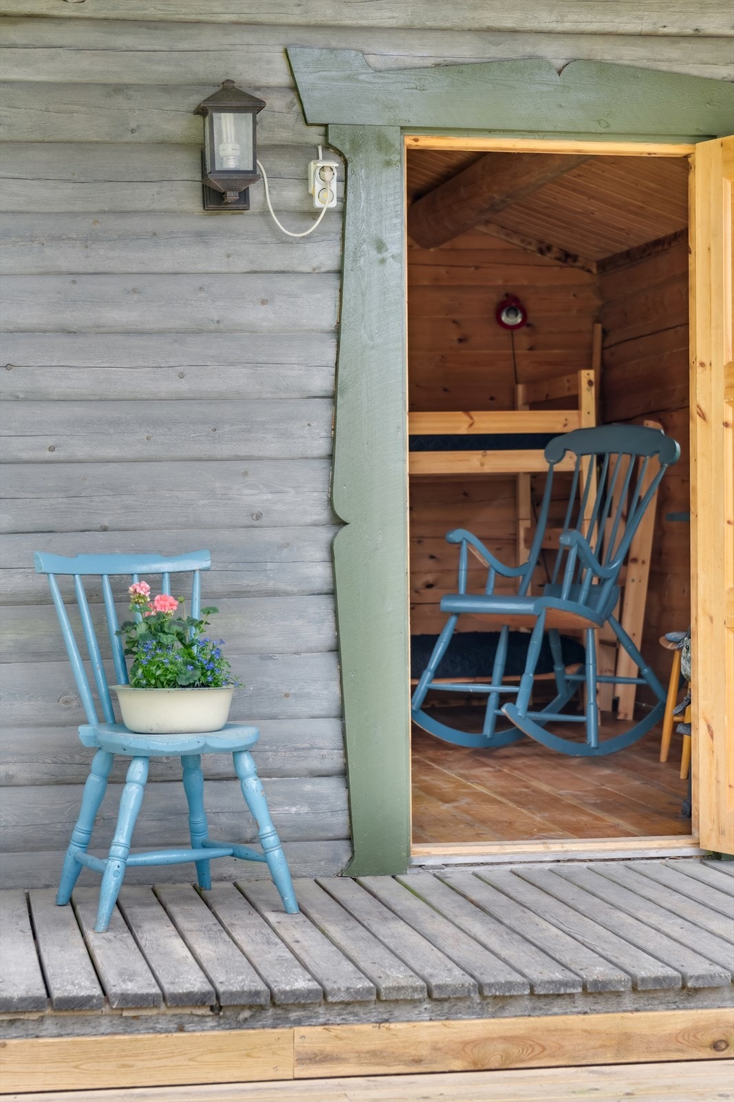 Anneks med veranda og enkel adkomst, gir ekstra overnattingsmuligheter for familie og venner. Galleribilde