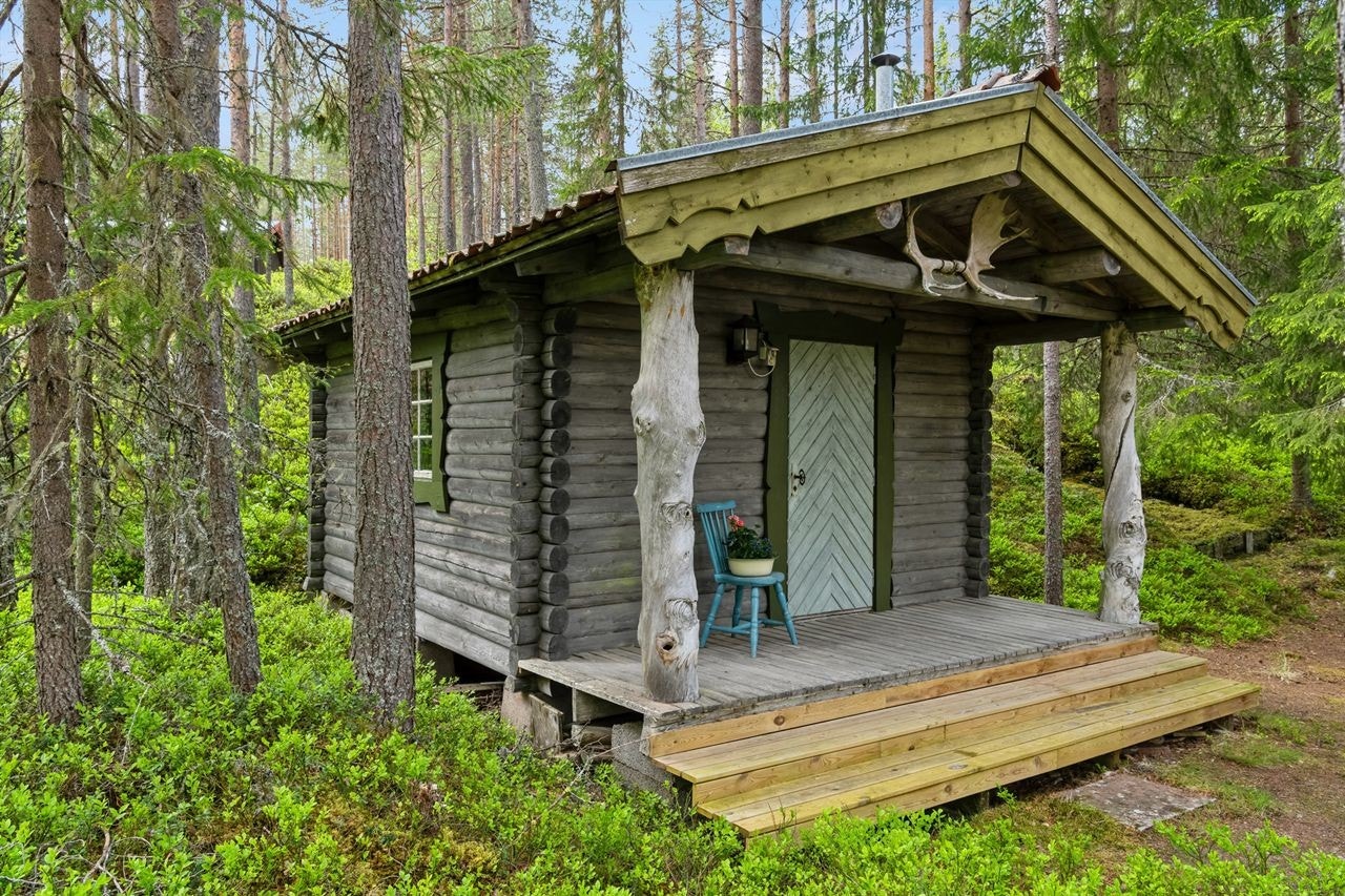 Separat anneks på 11m² med overbygd inngang, ideell som gjestehus eller lager. Galleribilde